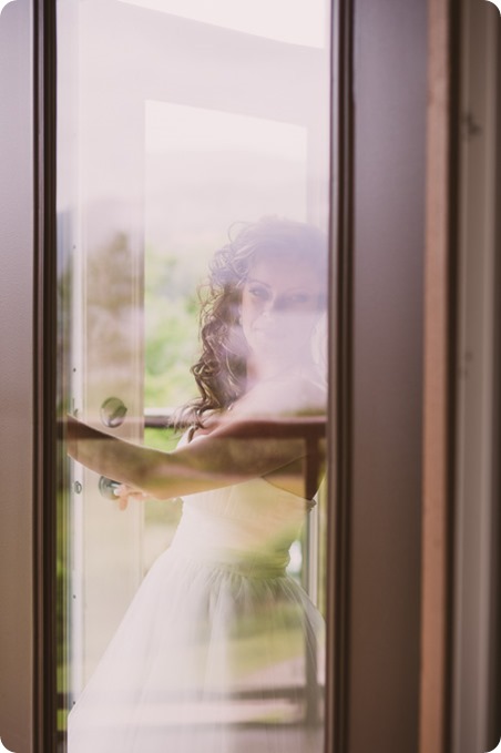 Kelowna-wedding-photographer_The-Cove-Lakeside-Resort_Gellatly-Nut-Farm_sparkler-exit__48306_by-Kevin-Trowbridge