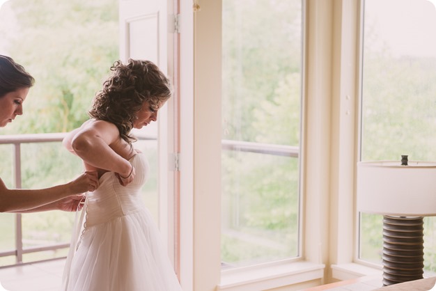 Kelowna-wedding-photographer_The-Cove-Lakeside-Resort_Gellatly-Nut-Farm_sparkler-exit__86539_by-Kevin-Trowbridge