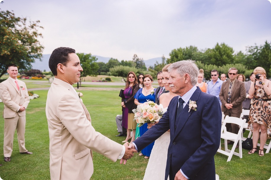 Harvest-Golf-Club-wedding_orchard-classic-car_Kelowna-photographer__152542_by-Kevin-Trowbridge