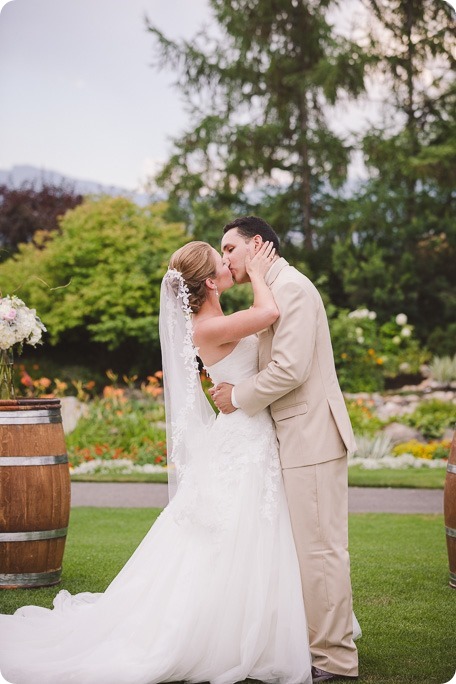 Harvest-Golf-Club-wedding_orchard-classic-car_Kelowna-photographer__153236_by-Kevin-Trowbridge