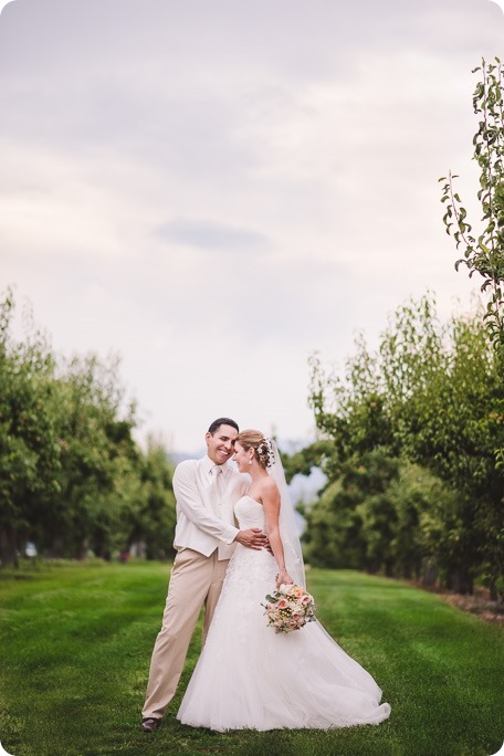 Harvest-Golf-Club-wedding_orchard-classic-car_Kelowna-photographer__162939_by-Kevin-Trowbridge