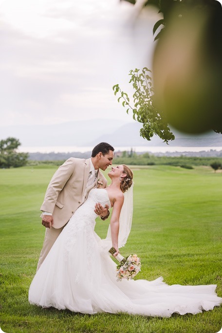 Harvest-Golf-Club-wedding_orchard-classic-car_Kelowna-photographer__170748_by-Kevin-Trowbridge