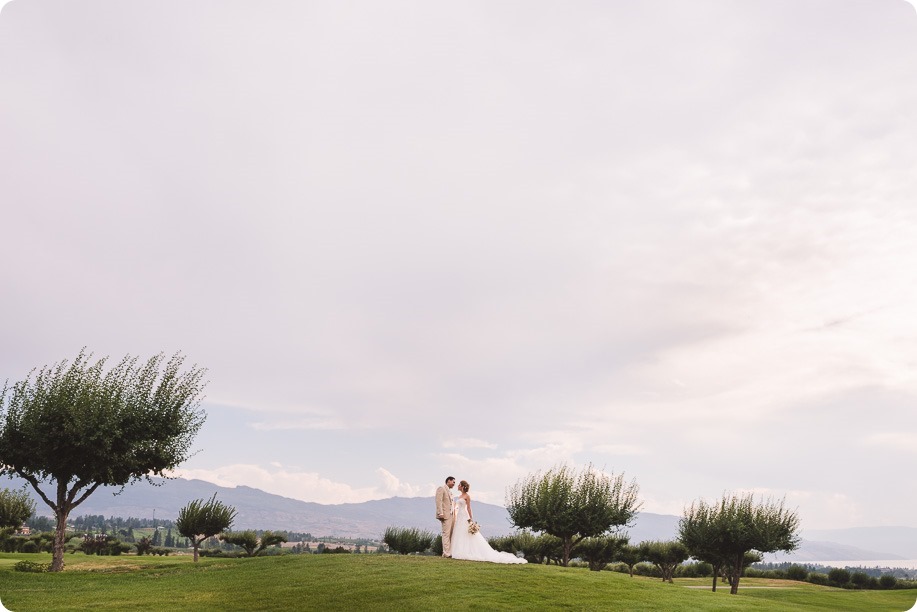 Harvest-Golf-Club-wedding_orchard-classic-car_Kelowna-photographer__171353_by-Kevin-Trowbridge