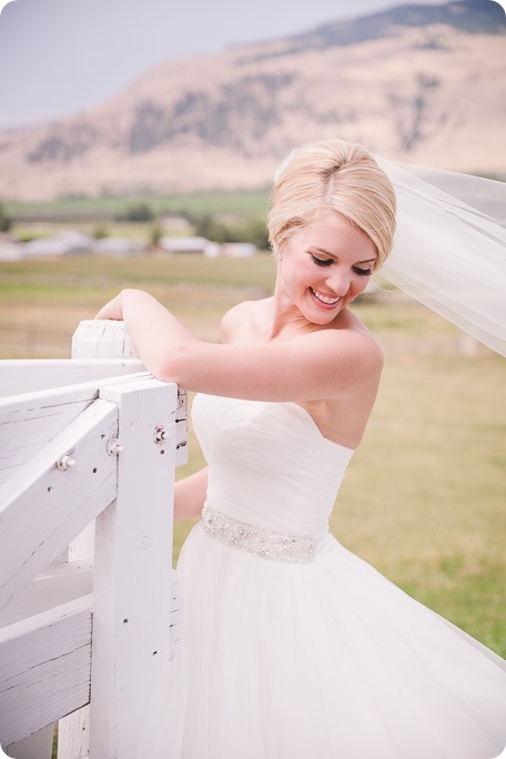 Vernon-Barn-wedding_vintage-decor_Kalamalka-lake-farm-Okanagan-photographer_36_by-Kevin-Trowbridge-photography_Kelowna