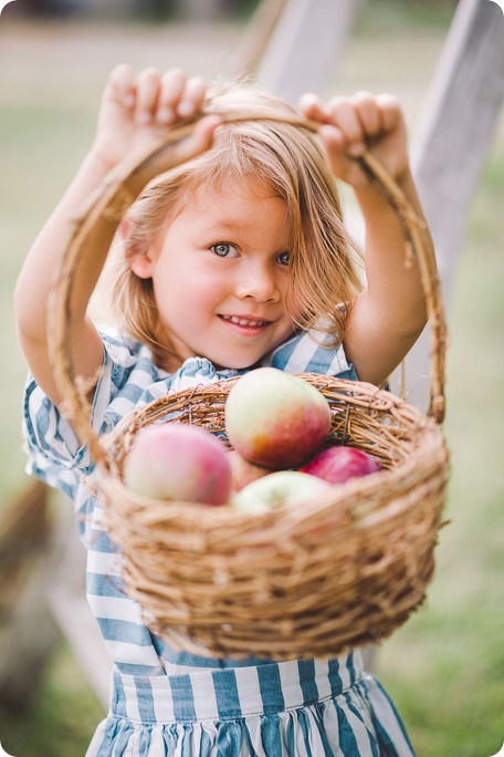 Kelowna-family-portraits_apple-orchard-rustic_Okanagan-photographer__by-Kevin-Trowbridge-photography_Kelowna_174822
