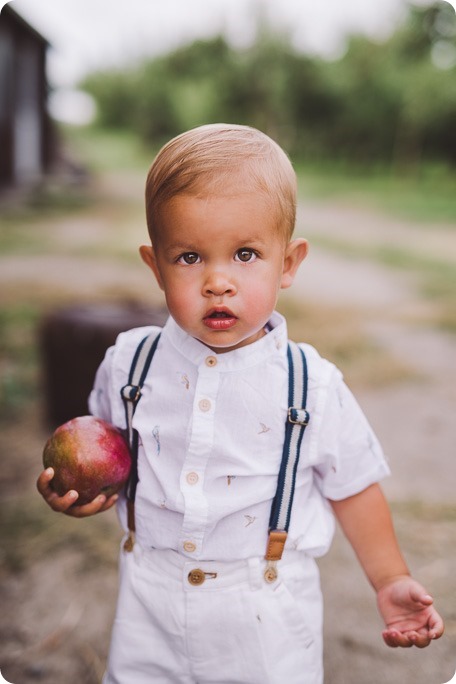 Kelowna-family-portraits_apple-orchard-rustic_Okanagan-photographer__by-Kevin-Trowbridge-photography_Kelowna_180636