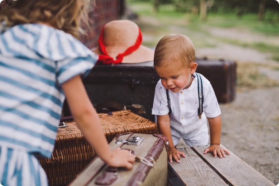 Kelowna-family-portraits_apple-orchard-rustic_Okanagan-photographer__by-Kevin-Trowbridge-photography_Kelowna_180607
