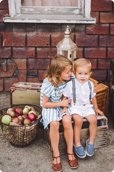Kelowna-family-portraits_apple-orchard-rustic_Okanagan-photographer__by-Kevin-Trowbridge-photography_Kelowna_180741