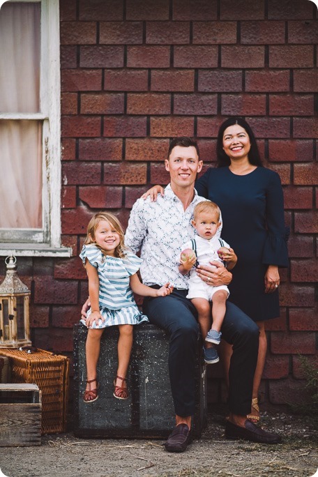 Kelowna-family-portraits_apple-orchard-rustic_Okanagan-photographer__by-Kevin-Trowbridge-photography_Kelowna_181230