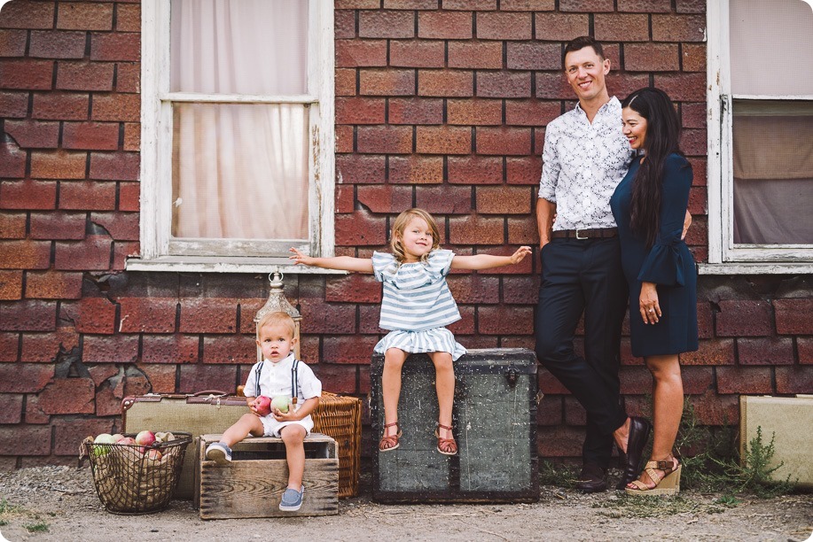 Kelowna-family-portraits_apple-orchard-rustic_Okanagan-photographer__by-Kevin-Trowbridge-photography_Kelowna_181007