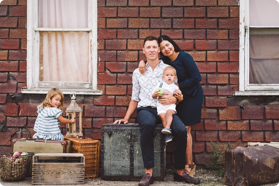 Kelowna-family-portraits_apple-orchard-rustic_Okanagan-photographer__by-Kevin-Trowbridge-photography_Kelowna_181449