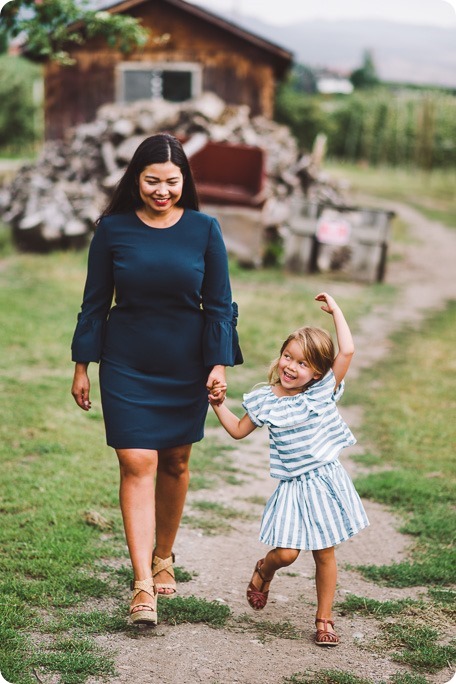 Kelowna-family-portraits_apple-orchard-rustic_Okanagan-photographer__by-Kevin-Trowbridge-photography_Kelowna_182726