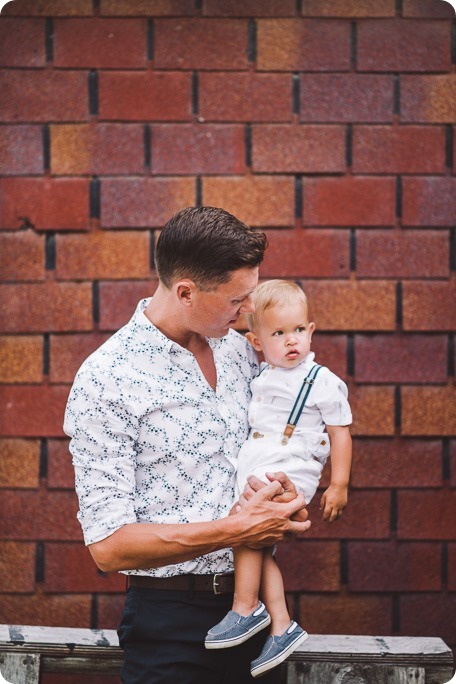 Kelowna-family-portraits_apple-orchard-rustic_Okanagan-photographer__by-Kevin-Trowbridge-photography_Kelowna_182443