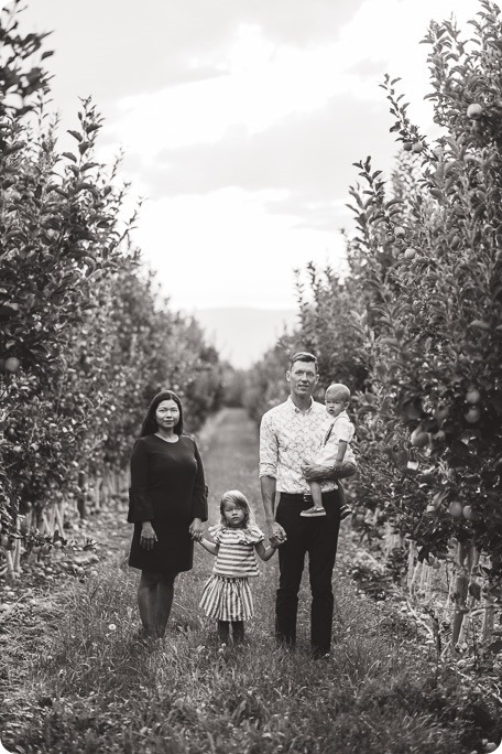 Kelowna-family-portraits_apple-orchard-rustic_Okanagan-photographer__by-Kevin-Trowbridge-photography_Kelowna_182917-2