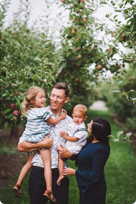 Kelowna-family-portraits_apple-orchard-rustic_Okanagan-photographer__by-Kevin-Trowbridge-photography_Kelowna_190425