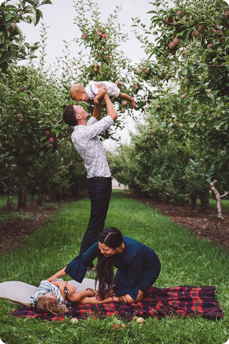 Kelowna-family-portraits_apple-orchard-rustic_Okanagan-photographer__by-Kevin-Trowbridge-photography_Kelowna_190248