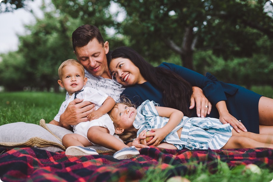 Kelowna-family-portraits_apple-orchard-rustic_Okanagan-photographer__by-Kevin-Trowbridge-photography_Kelowna_184420