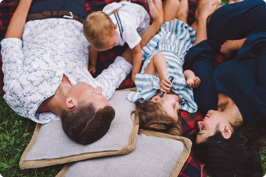 Kelowna-family-portraits_apple-orchard-rustic_Okanagan-photographer__by-Kevin-Trowbridge-photography_Kelowna_185642