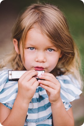 Kelowna-family-portraits_apple-orchard-rustic_Okanagan-photographer__by-Kevin-Trowbridge-photography_Kelowna_185129