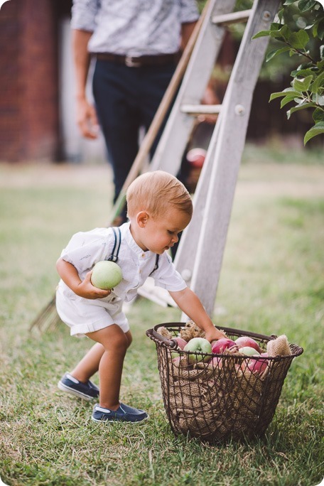 Kelowna-family-portraits_apple-orchard-rustic_Okanagan-photographer__by-Kevin-Trowbridge-photography_Kelowna_175129