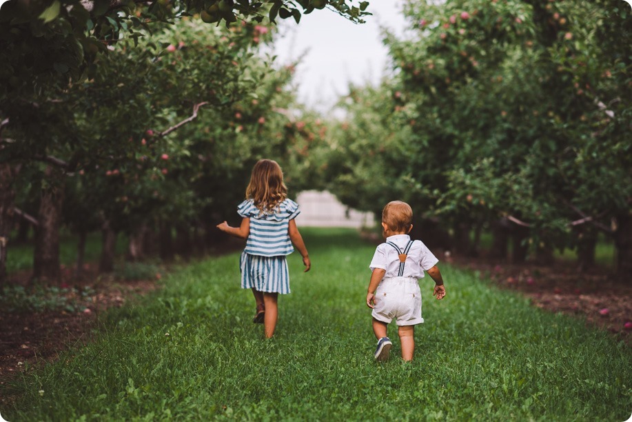 Kelowna-family-portraits_apple-orchard-rustic_Okanagan-photographer__by-Kevin-Trowbridge-photography_Kelowna_183445