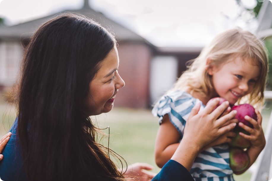 Kelowna-family-portraits_apple-orchard-rustic_Okanagan-photographer__by-Kevin-Trowbridge-photography_Kelowna_175220