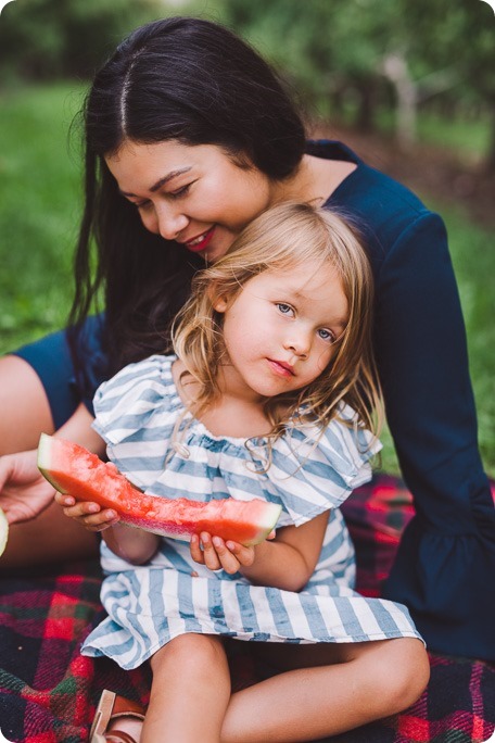 Kelowna-family-portraits_apple-orchard-rustic_Okanagan-photographer__by-Kevin-Trowbridge-photography_Kelowna_191308