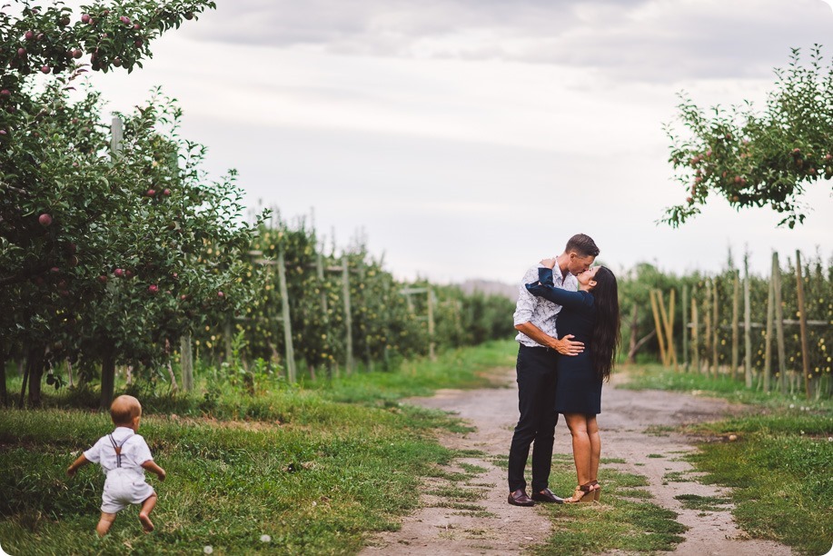 Kelowna-family-portraits_apple-orchard-rustic_Okanagan-photographer__by-Kevin-Trowbridge-photography_Kelowna_191841