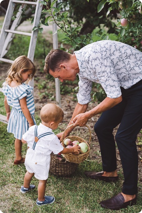 Kelowna-family-portraits_apple-orchard-rustic_Okanagan-photographer__by-Kevin-Trowbridge-photography_Kelowna_175142