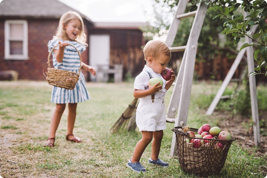 Kelowna-family-portraits_apple-orchard-rustic_Okanagan-photographer__by-Kevin-Trowbridge-photography_Kelowna_175412