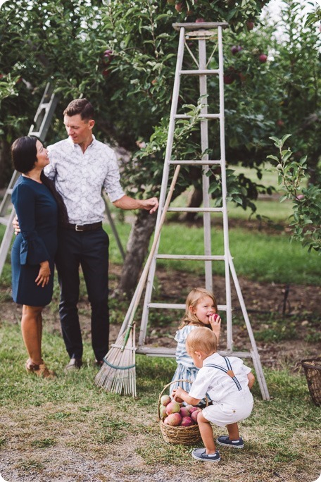 Kelowna-family-portraits_apple-orchard-rustic_Okanagan-photographer__by-Kevin-Trowbridge-photography_Kelowna_175602