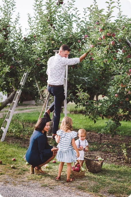 Kelowna-family-portraits_apple-orchard-rustic_Okanagan-photographer__by-Kevin-Trowbridge-photography_Kelowna_180146