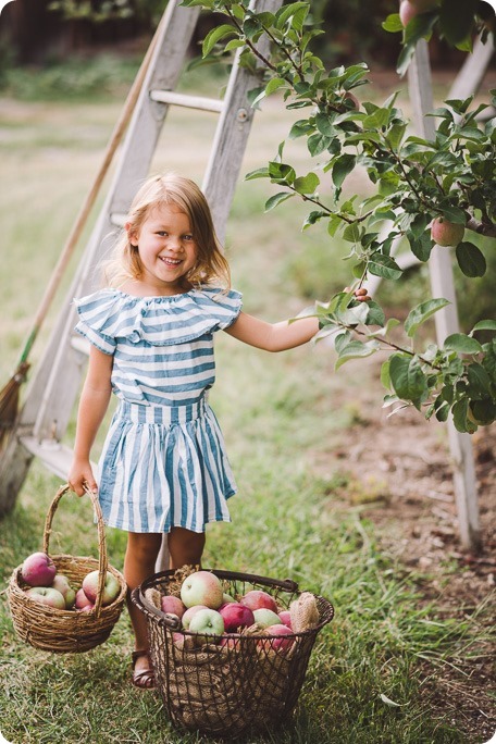 Kelowna-family-portraits_apple-orchard-rustic_Okanagan-photographer__by-Kevin-Trowbridge-photography_Kelowna_174804